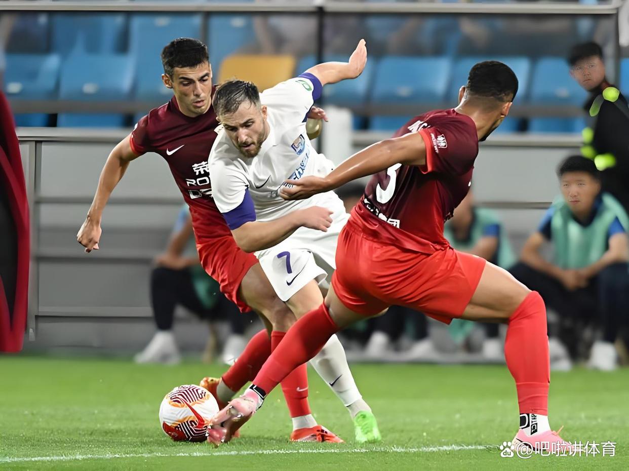 包含赛后突围战来临，上海申花围绕社区盾门线救险，悬念犹存，更衣室氛围转暖的词条